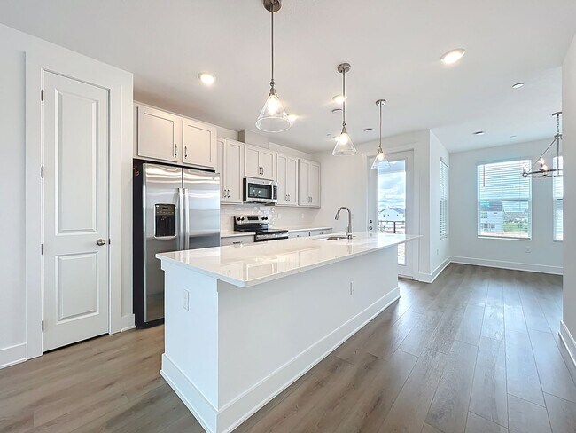 Building Photo - 15465 Hamlin Pk Dr