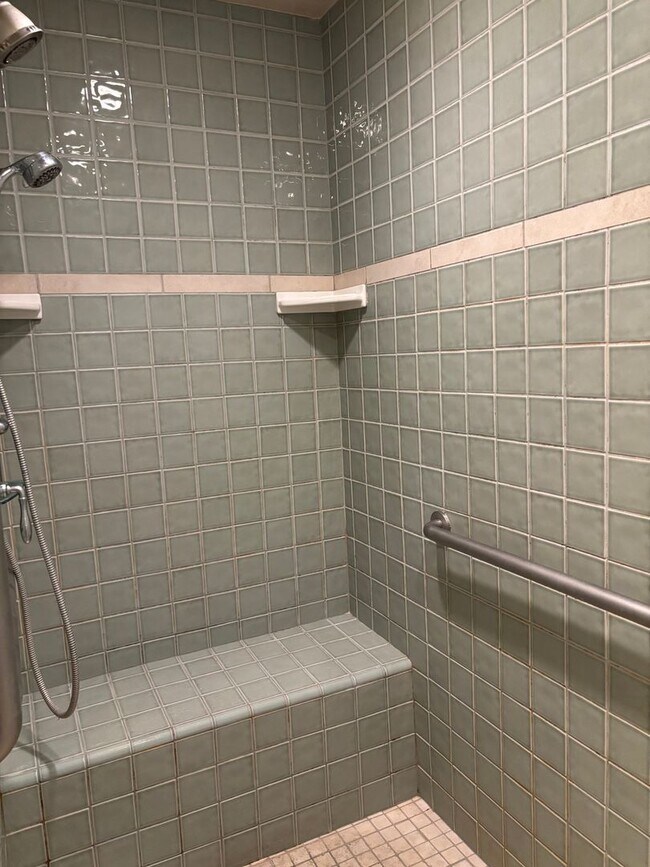 Building Photo - MOVE IN SPECIAL!!!! Charming 3 bedroom 2 b...