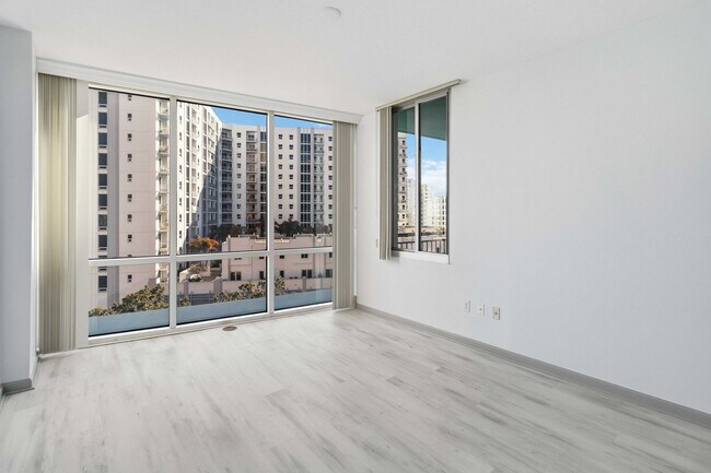 Building Photo - MOVE IN SPECIAL- Beautiful Newly Renovated 2/2 Condo at The Waverly on Lake Eola in Downtown Orlando