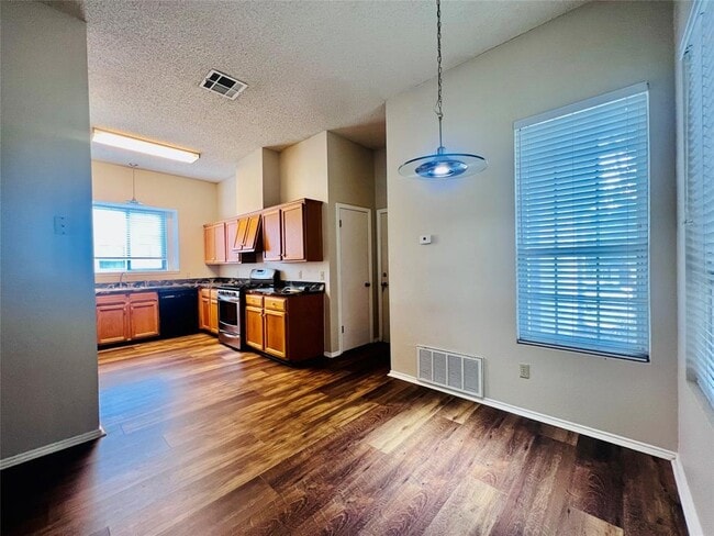 Building Photo - 2016 Castle View Dr