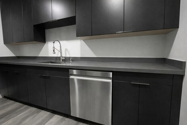 Building Photo - 4 Commodore Dr