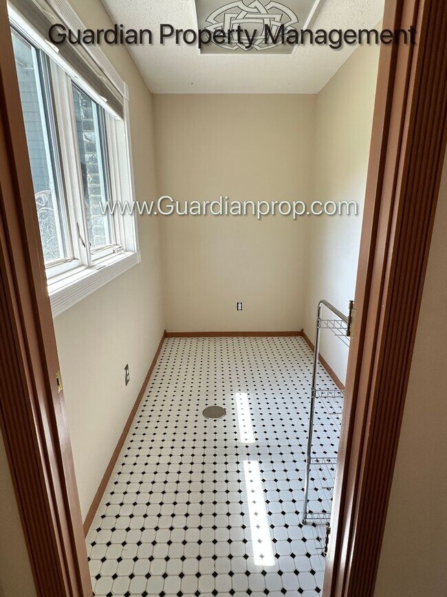 Building Photo - Eagan Single Family Home, 3 Car Garage, La...