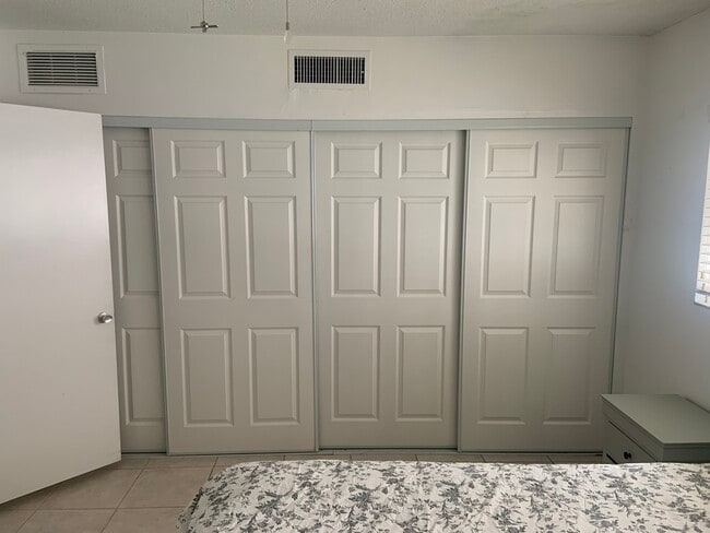 Building Photo - 5200 NE 24th Terrace