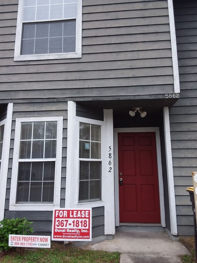 Building Photo - Large 2/2.5 towhome near NAS Jax