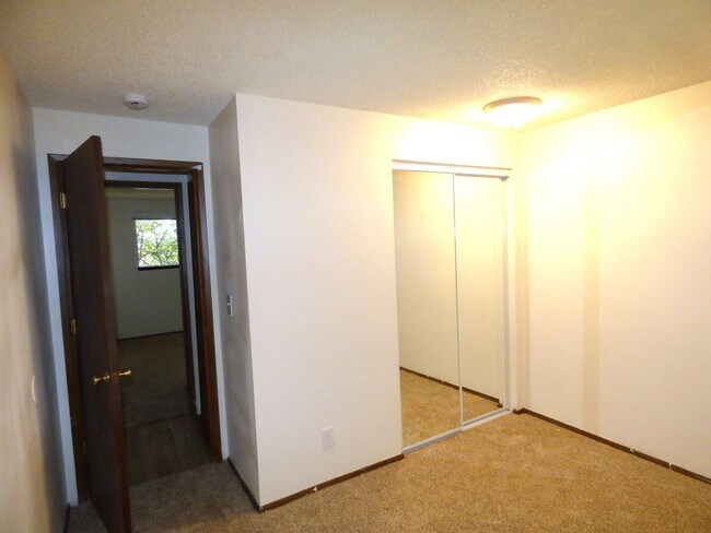 Building Photo - Rent Special: FREE May's Rent!!