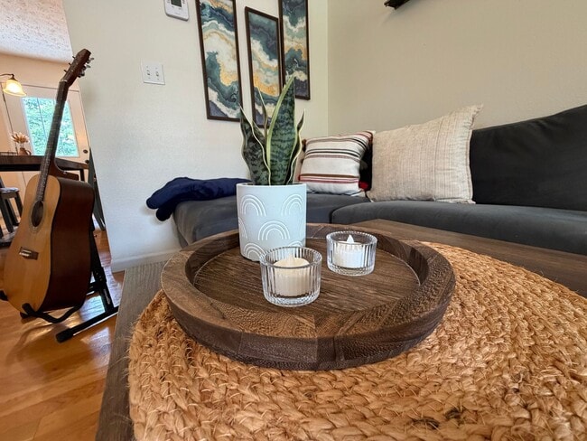 Building Photo - Fully Furnished Short Term Rental!