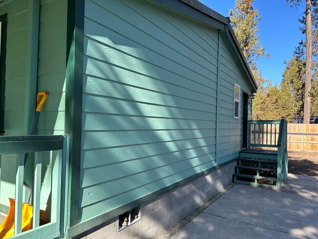 Building Photo - Cute Home Close to Everything