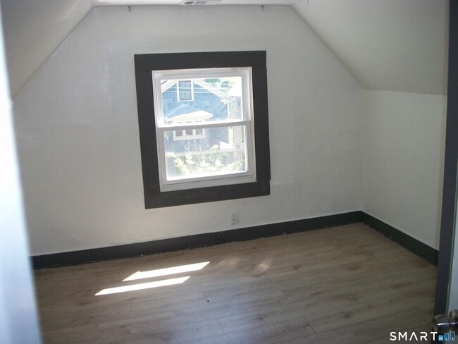 Building Photo - 27 Lilac St