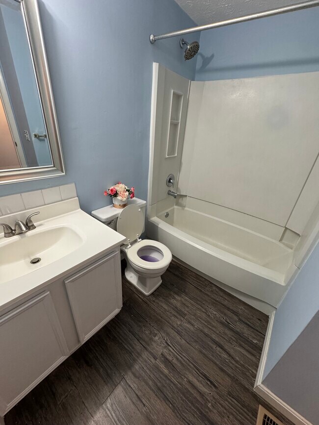 Building Photo - 6911 Sequoia Ct