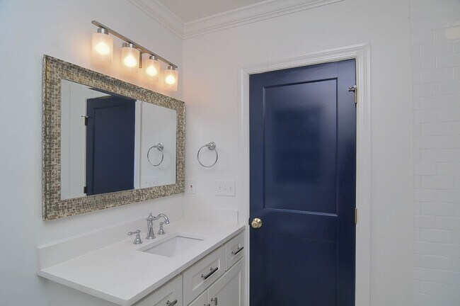 Building Photo - Beautiful 3 bedroom/2 bath house in highly desirable Shandon location! Available June 2026!