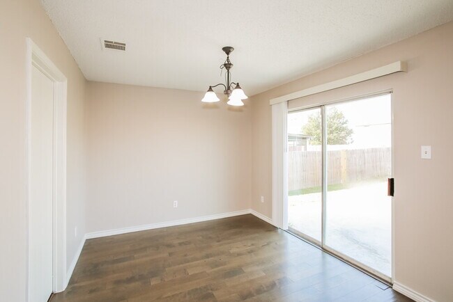 Building Photo - 307 Saddlebrook Dr