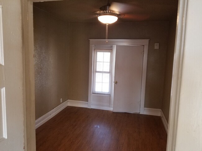 Building Photo - 41st and Troost 2W