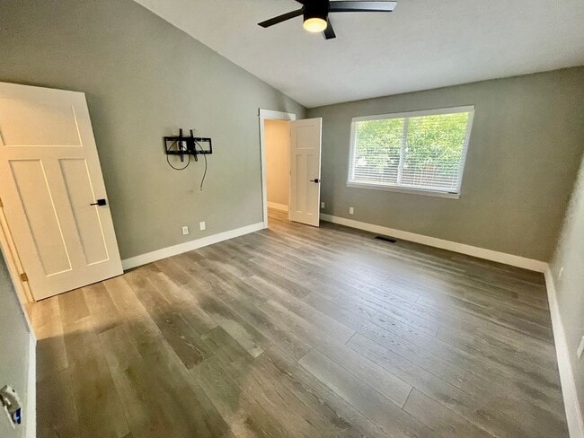 Building Photo - **$500 Move in Credit** 3 Bed/2 Bath Home.  Fresh and Modern Interior.  A/C, Garage, and Fenced Y...