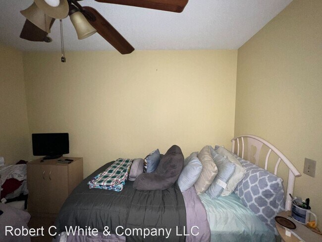 Building Photo - 2 br, 1.5 bath House - 33 Sherman Lane