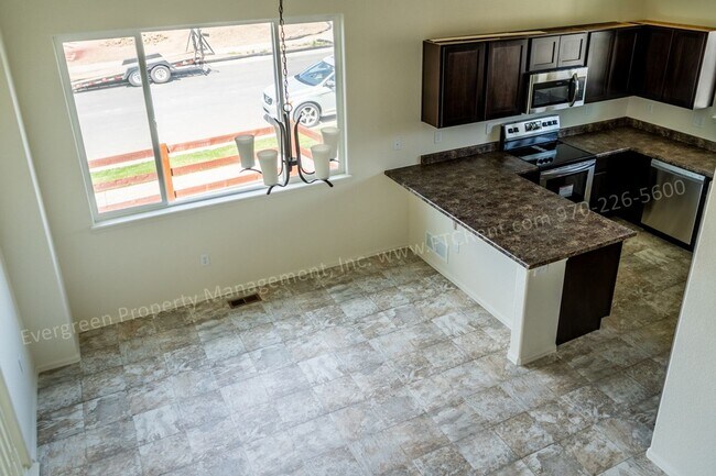 Building Photo - Gorgeous 4-Bed, 2.5 Bath Home in Windsor!