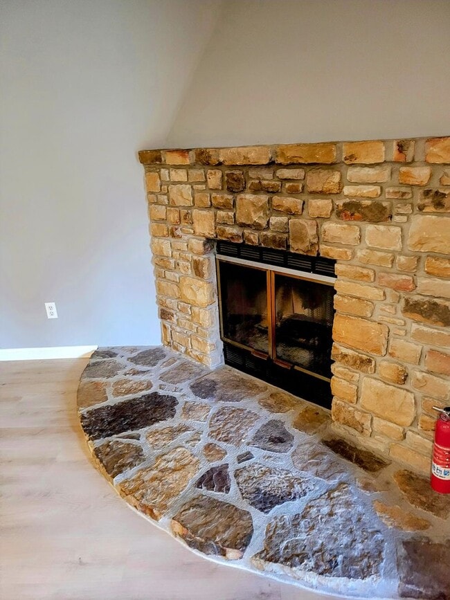 Building Photo - 4 bedroom Townhouse on Bloomington's South Side; Located in The Woodlands!