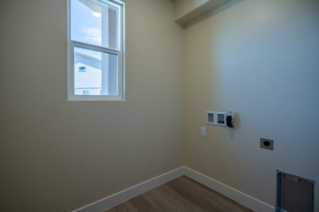 Building Photo - Newer Townhome Next to Utah Tech