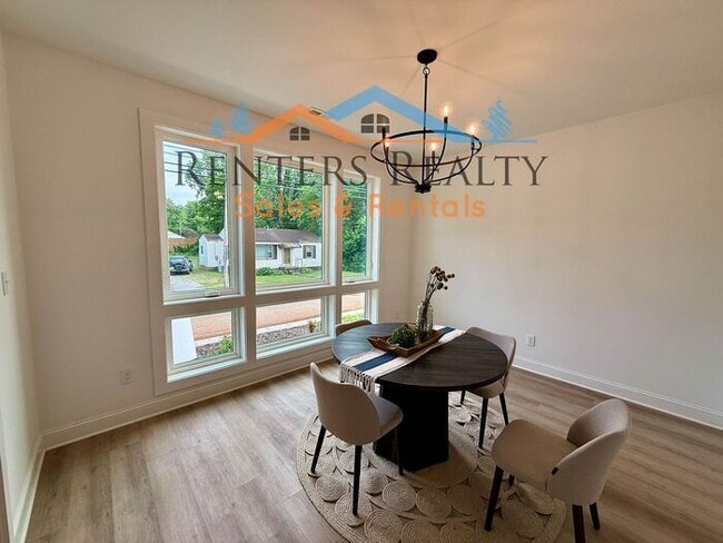 Building Photo - Stunning 3 Bedroom with Rooftop Terrace