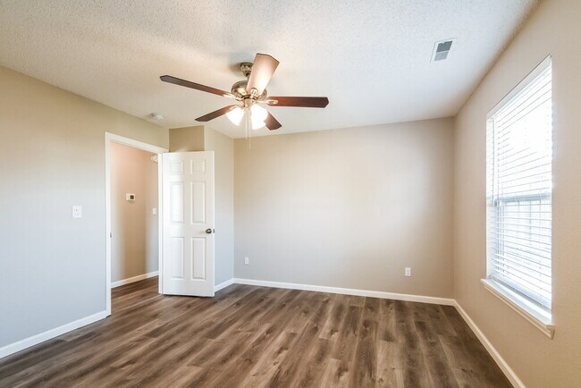 Building Photo - 17722 Sanibel Cir