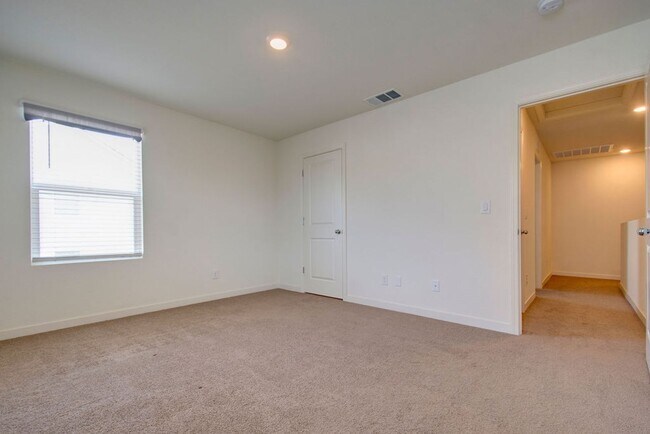 Building Photo - Terrific 4 bedroom available for rent - Al...