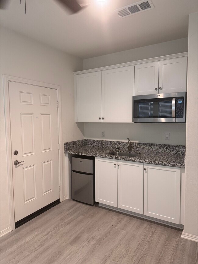 Building Photo - 539 Hydrangea St