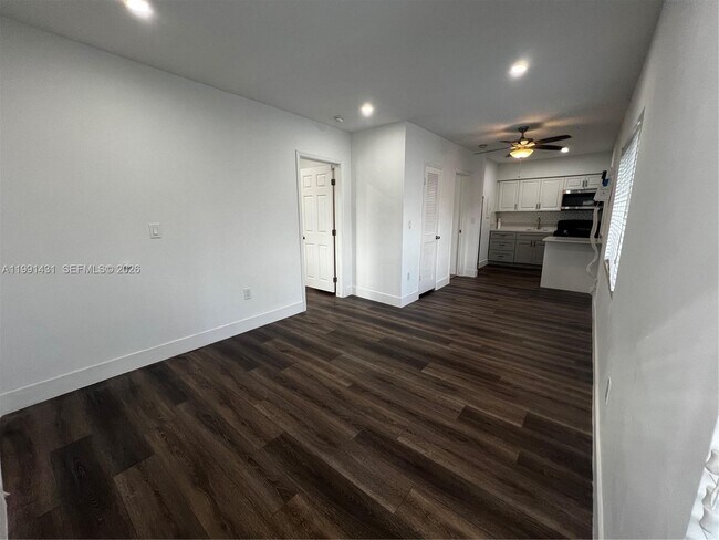 Building Photo - 550 SW 16th Ave