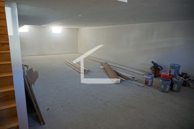 Building Photo - Charming 5 Bedroom-No Broker Fee