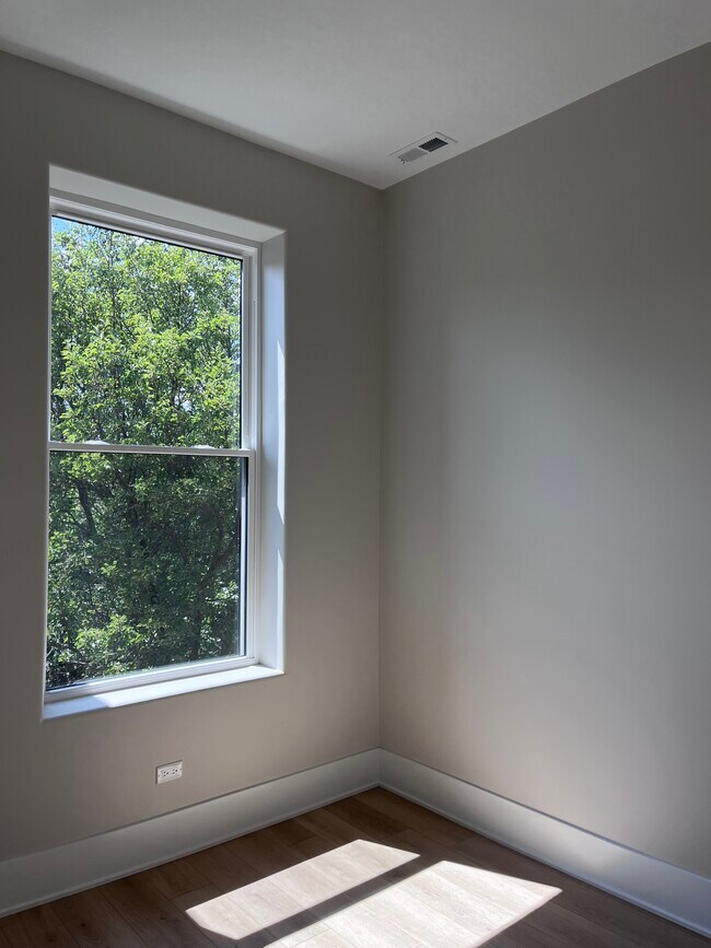 Building Photo - 1408 W Cuyler Ave