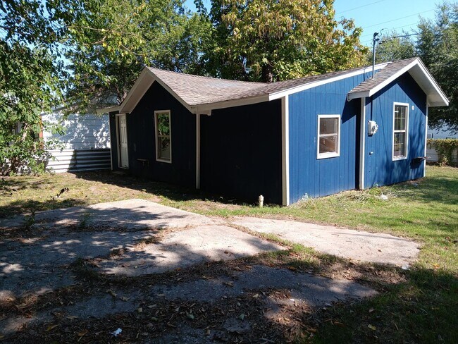 Building Photo - Charming 2 Bedroom Rent to Own Home!!