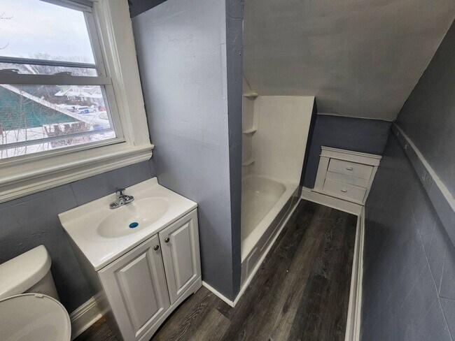 Building Photo - Charming 3-Bedroom Property in Prime Location