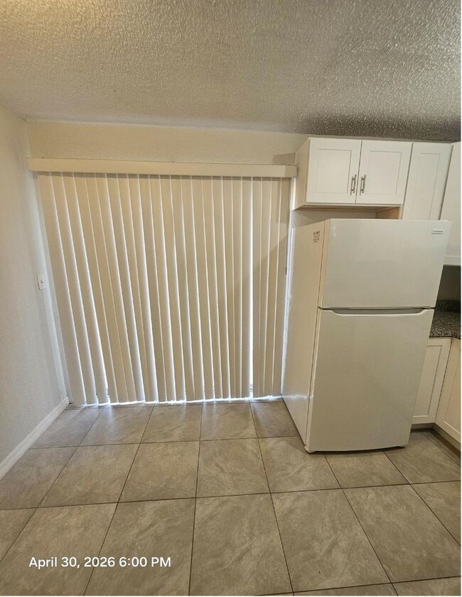 Building Photo - Beautiful and cozy 2/1 apartment available now!