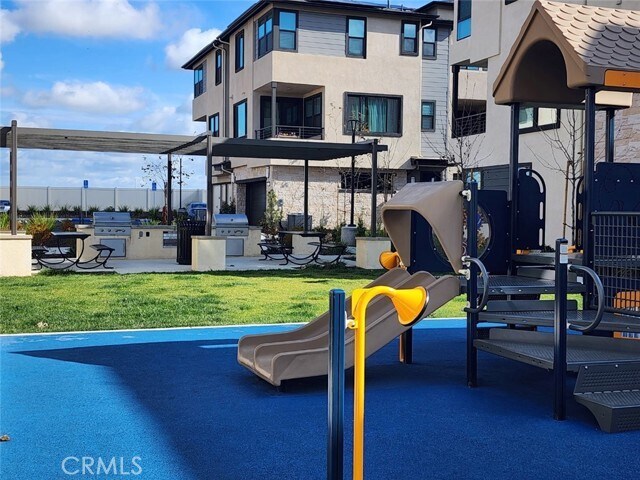 Building Photo - 2957 W Lincoln Ave