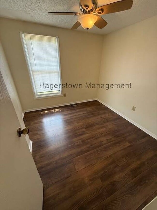 Building Photo - 3 BR Townhouse - Iris Ct