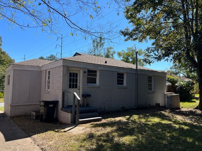 Building Photo - **AVAILABLE NOW**Total Electric 2 Bedroom ...