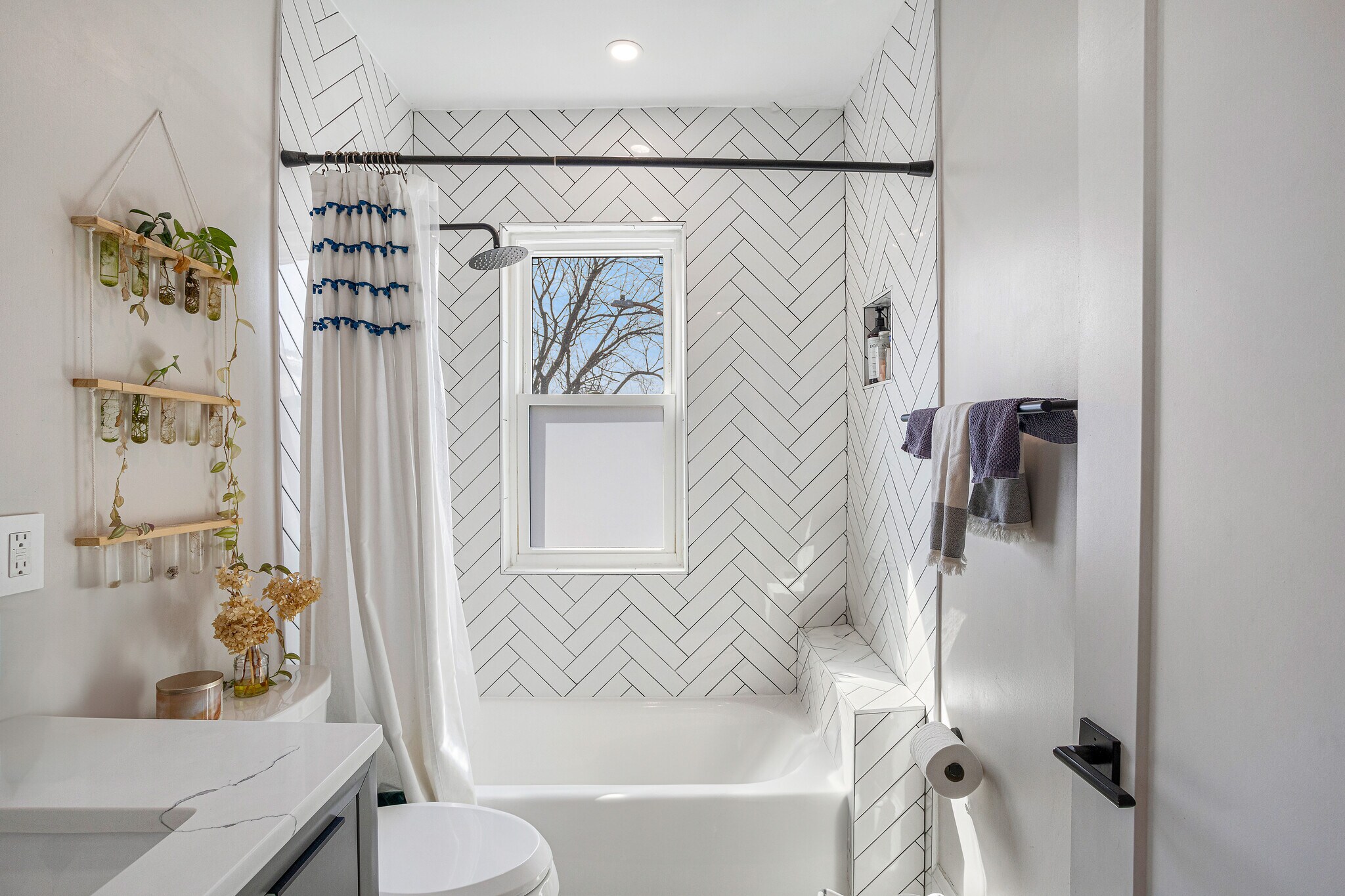 Full Bathroom - 118 15th St NE