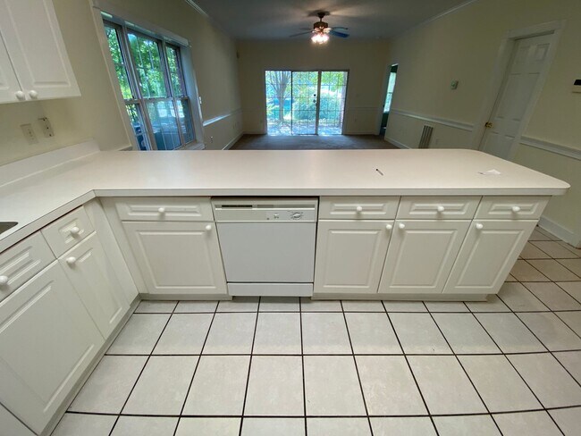 Building Photo - Pristine move in ready Condo located in He...