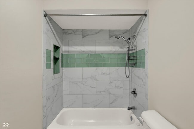 Building Photo - 3037 Golfview Dr