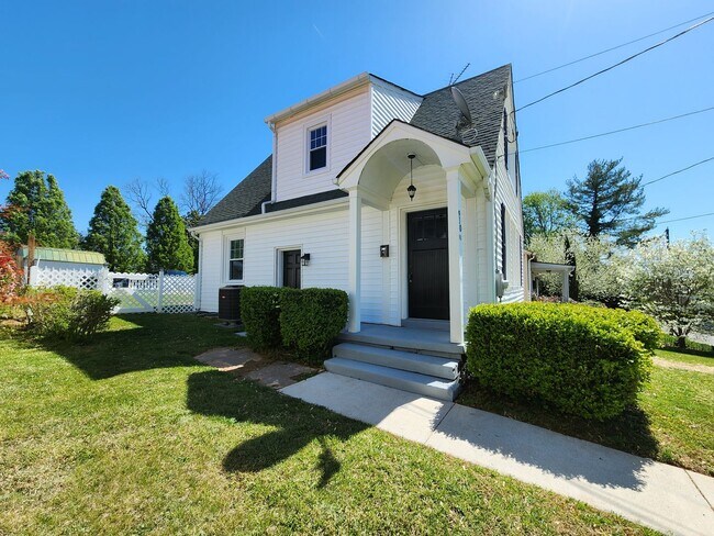 Primary Photo - 2 Bedroom || 1 Bathroom House - Newly Reno...