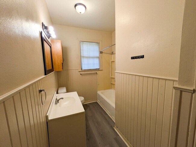Building Photo - 2021 Wignall Ave