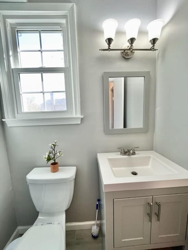 Building Photo - Beautiful and updated 4 BR 2.5 BA with garage and lovely yard!