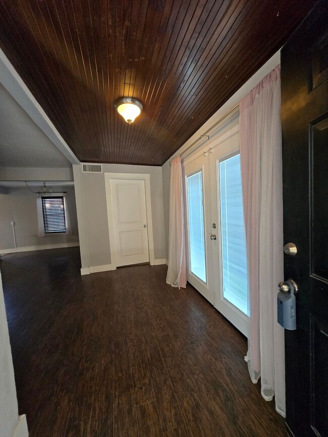 Building Photo - Cute 2 Story Home