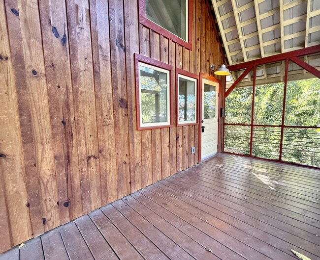 Building Photo - 574 Primitive St