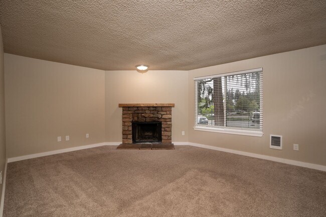 Building Photo - 1801 Woodland Glen Dr S