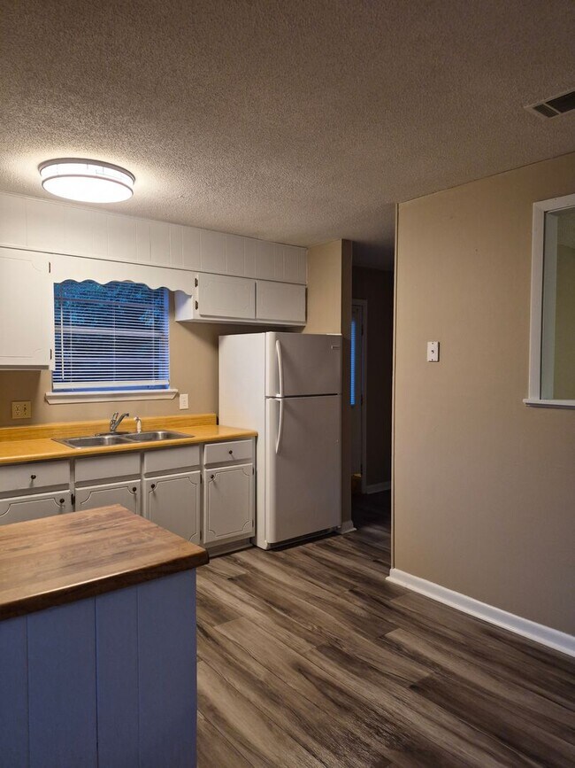 Building Photo - 145 Deerwood Ct