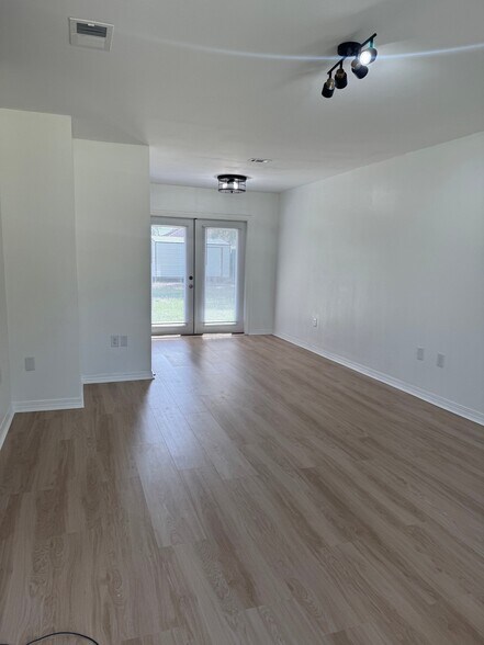 Building Photo - 121 Walker Cir W