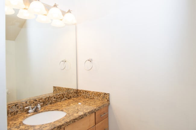 Building Photo - Incredible upper level 2 story condo