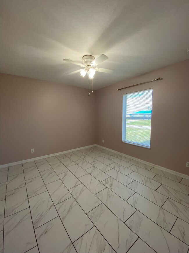 Building Photo - 1804 NW 1st Ave