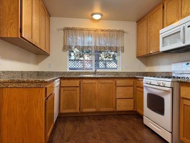 Building Photo - Charming 2 Bedroom 1.5 Bathroom Townhome w...