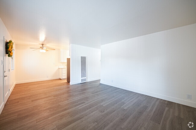 3BR, 2BA - 950SF - Living Room - Vivante Apartments