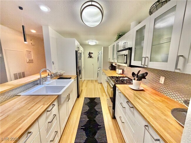 Building Photo - 2200 S Fort Apache Rd